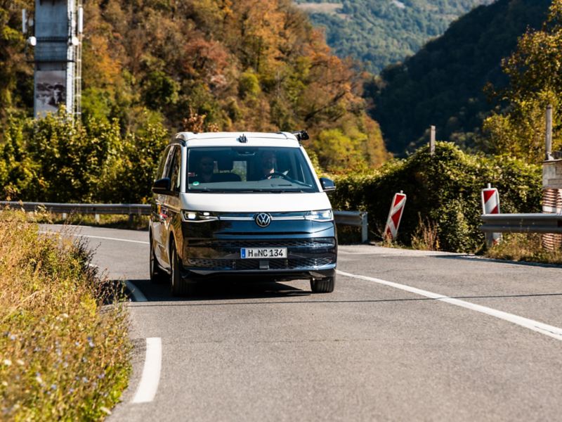 VW California kör på en väg i Slovenien