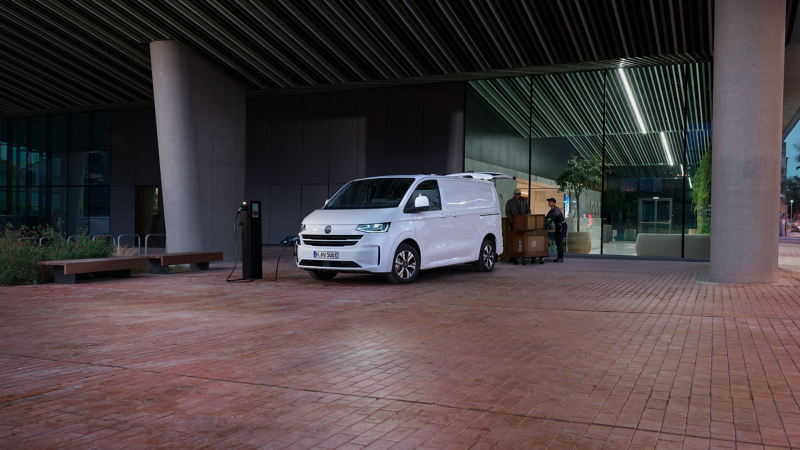 Nya e-Transporter Skåp står vid en laddstation