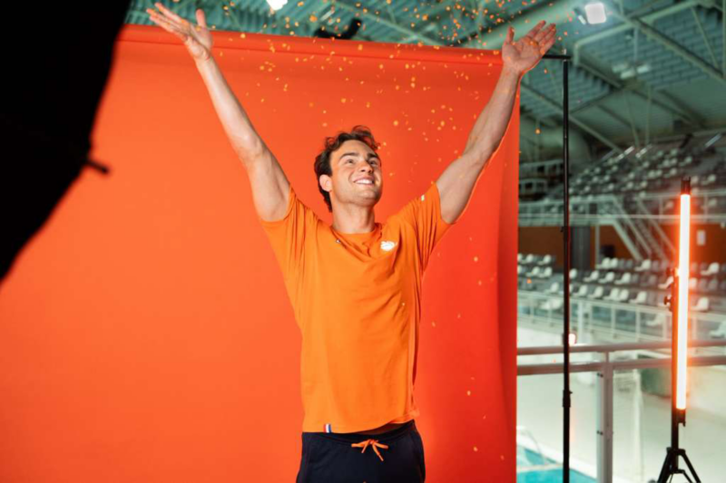 Nyls Korstanje  van TeamNL staat voor een oranje scherm