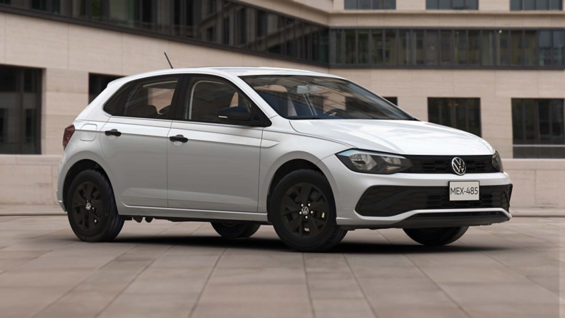 Volkswagen Polo, versión Track, en color blanco, a las afueras de un edificio moderno.