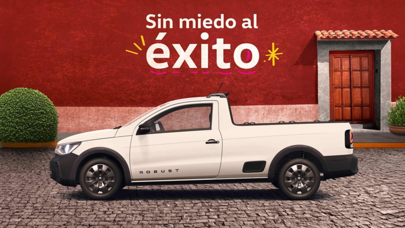Volkswagen Saveiro. Camioneta pick up blanca a las afueras de casa típica mexicana. 