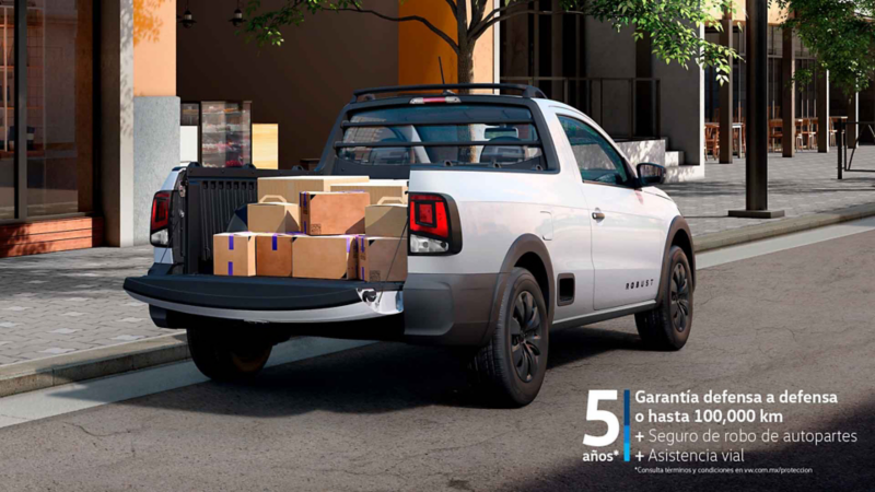 Volkswagen Saveiro 2025 en color exterior blanco carga varias cajas en la batea. 