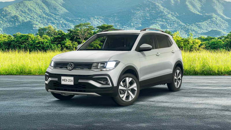 Volkswagen Taigun 2025. Vista lateral de SUV compacto en color exterior gris sobre fondo montañoso.