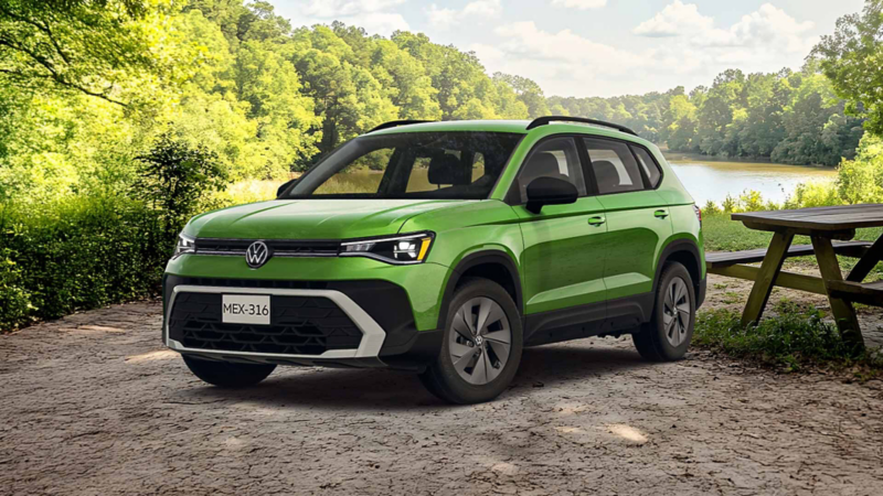 Volkswagen Taos. Modelo de SUV en color exterior verde sobre fondo de un lago dentro del bosque.