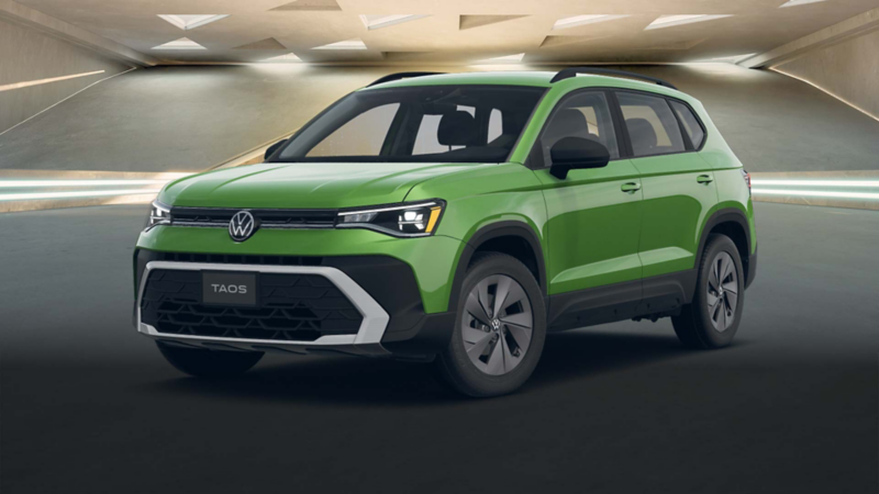 Volkswagen Taos 2025 en color verde, dentro de un edificio moderno con ventilas de forma triangular. 