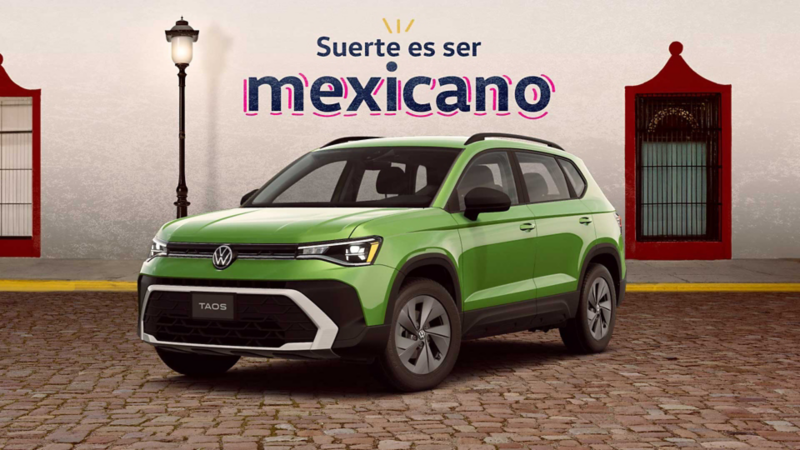 Camioneta Taos de Volkswagen en color verde, estacionada a las afueras de una casa colonial. 