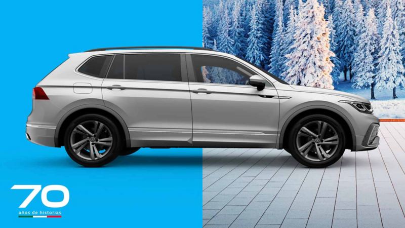 Volkswagen Tiguan en color plata, con fondo azul y bosque invernal.