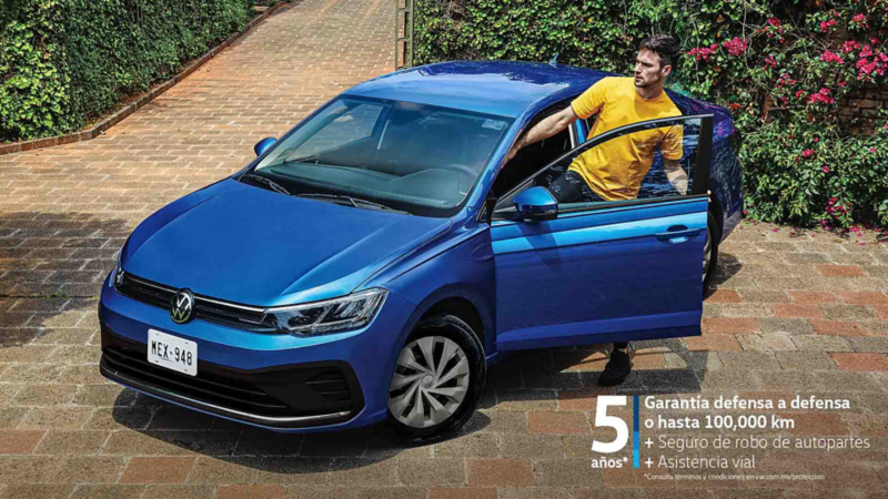 Virtus 2025 en color exterior azul con joven que entra al modelo sedán. 