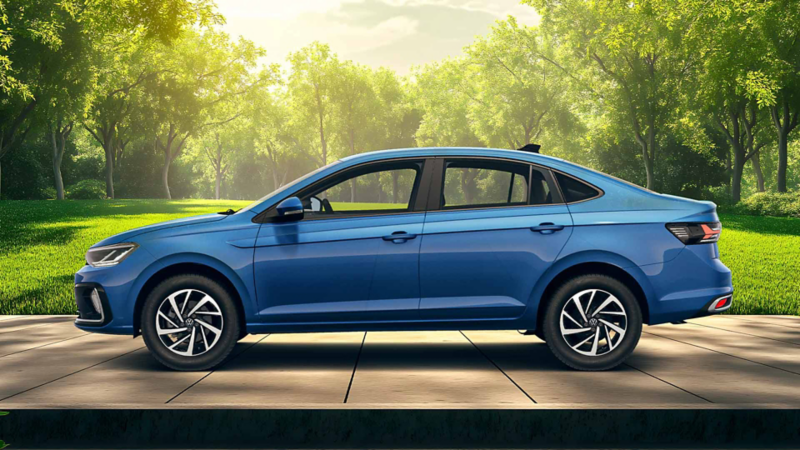 Volkswagen Virtus. Modelo de carro sedán en color azul sobre fondo que emula un área verde arbolada.