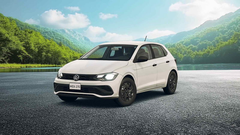 Volkswagen Polo en color exterior blanco. Hatchback dentro de zona montañosa. 