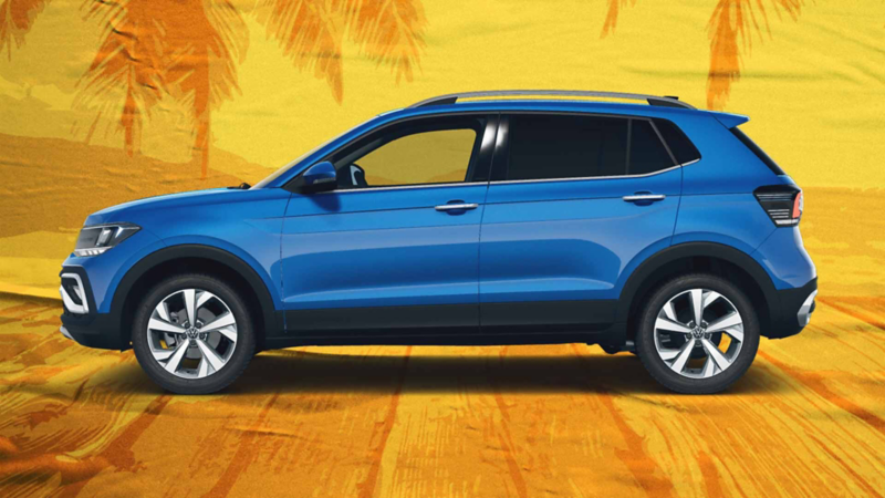 Volkswagen Taigun 2025. Vista lateral de SUV compacta en color exterior azul sobre fondo veraniego.