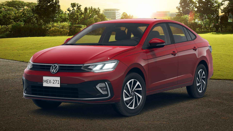 Auto sedán Volkswagen Virtus 2025 color rojo estacionado en camino pavimentado.