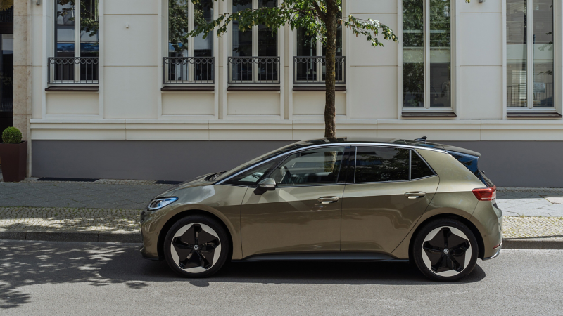 Grøn ID.3 holder parkeret ved fortov