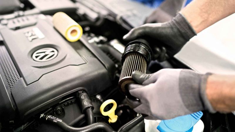 Un addetto VW Service sta cambiando il filtro carburante di un veicolo Volkswagen.