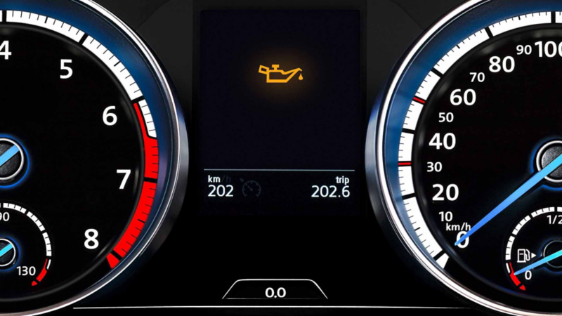 Spia gialla del livello dell'olio Volkswagen sul cruscotto che indica livello olio basso o mancante