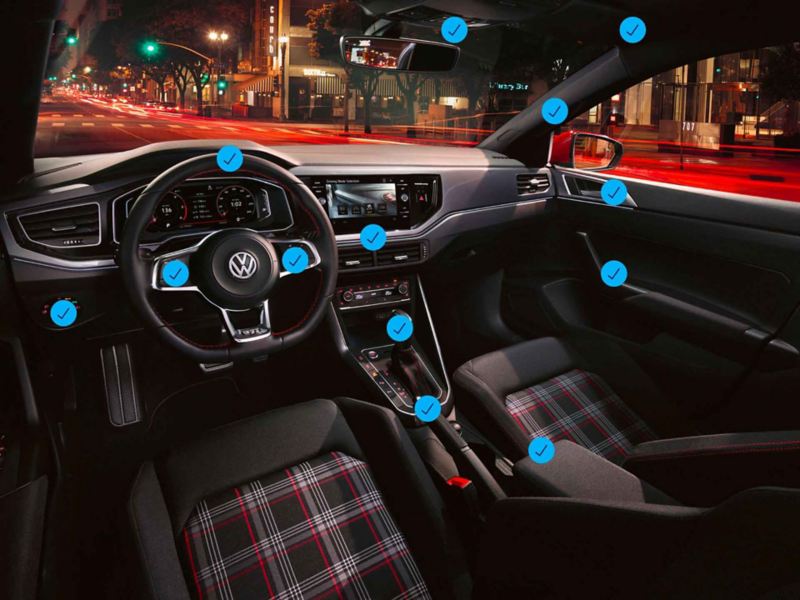 Interno anteriore di una Volkswagen con in evidenza i punti che saranno oggetto di igienizzazione.