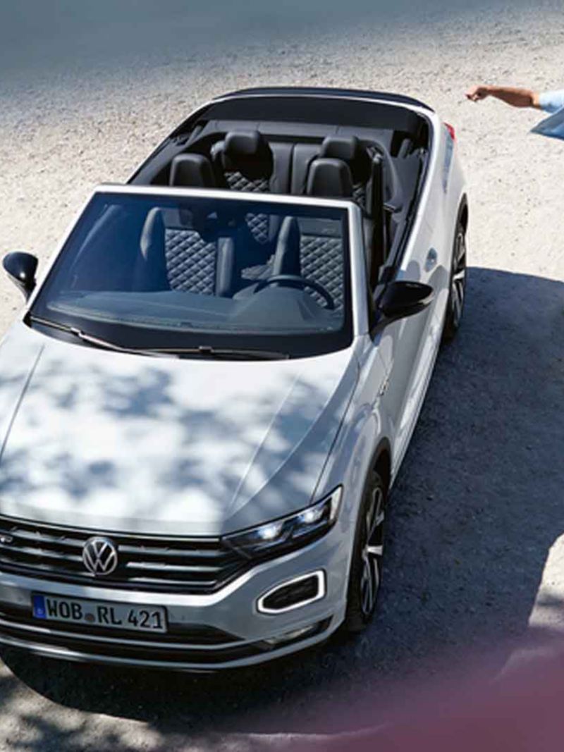 Vista frontale dall'alto di Volkswagen T-Roc Cabriolet.
