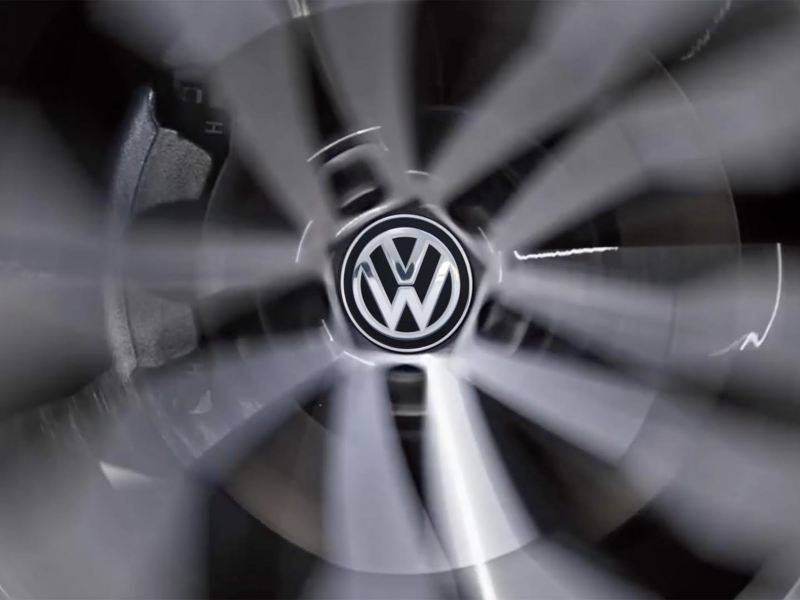 Dettaglio del coprimozzo dinamico di una Volkswagen.