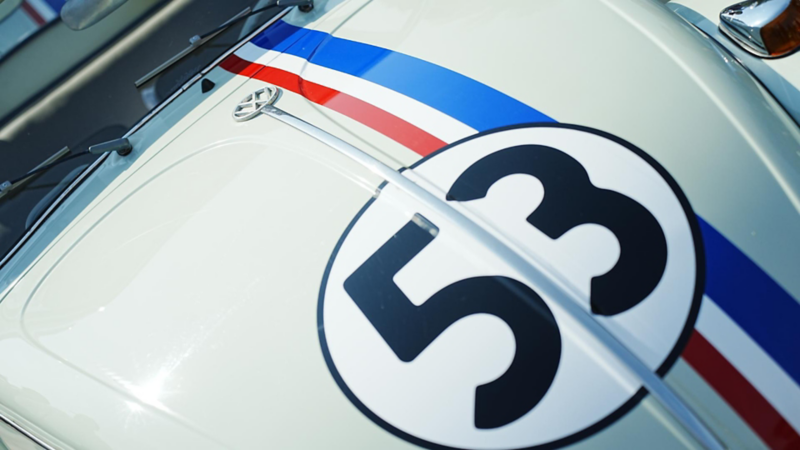 Cofre de Volkswagen sedan blanco con franjas y número 53 estilo Herbie en exhibición.