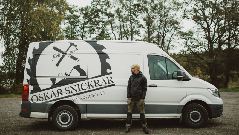 Oskar Snickrar vid sin VW Crafter skåpbil