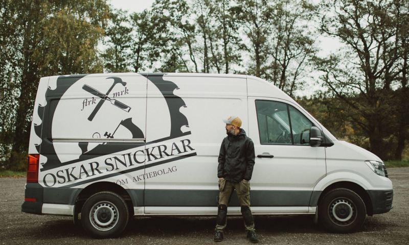Oskar Snickrar vid sin VW Crafter skåpbil
