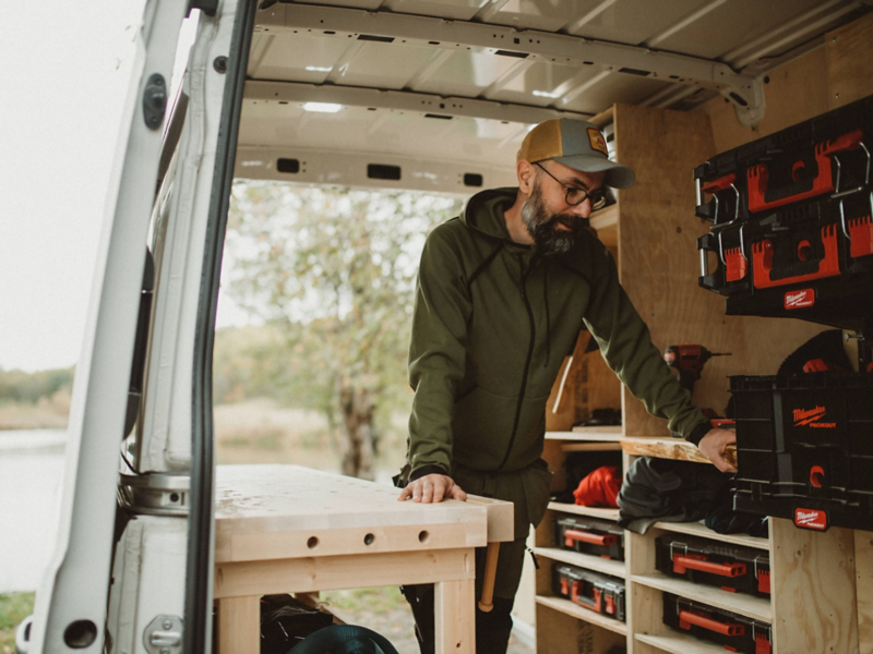 Oskar Snickrar i sin VW Crafter