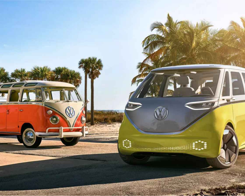 ID.Buzz junto a la furgoneta camper VW en la playa.
