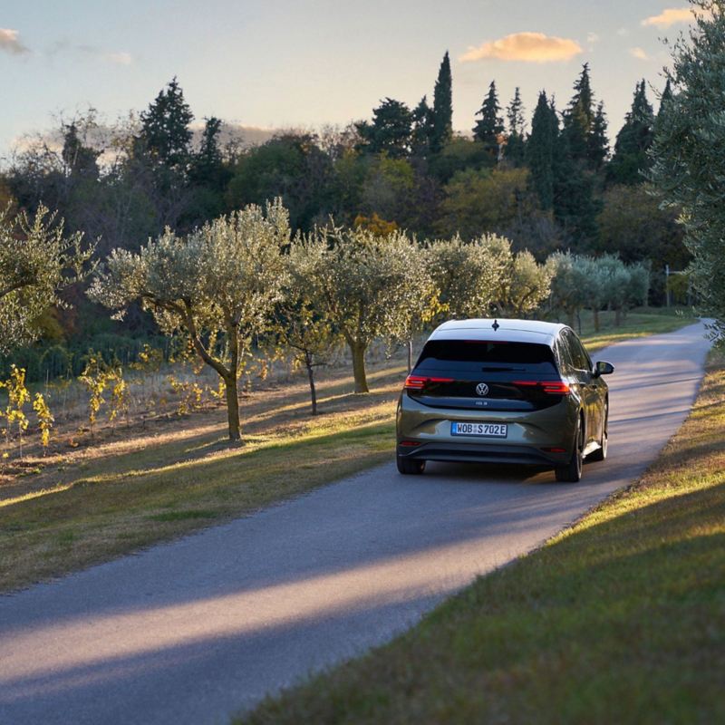 VW ID.3 drives along an idyllic country road - Recuperation brake