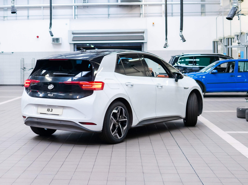 A white VW ID.3 pulls into a servicing bay