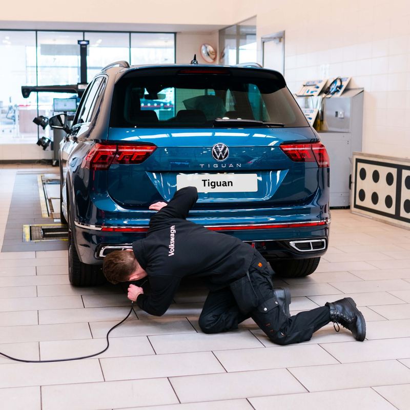 A Volkswagen service employee writing notes at a repair centre