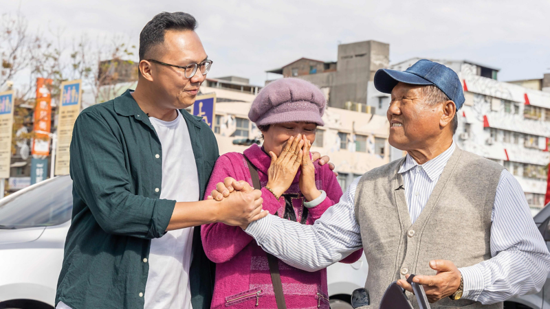 爸爸終於了解這台車是兒子要送給爸爸的禮物