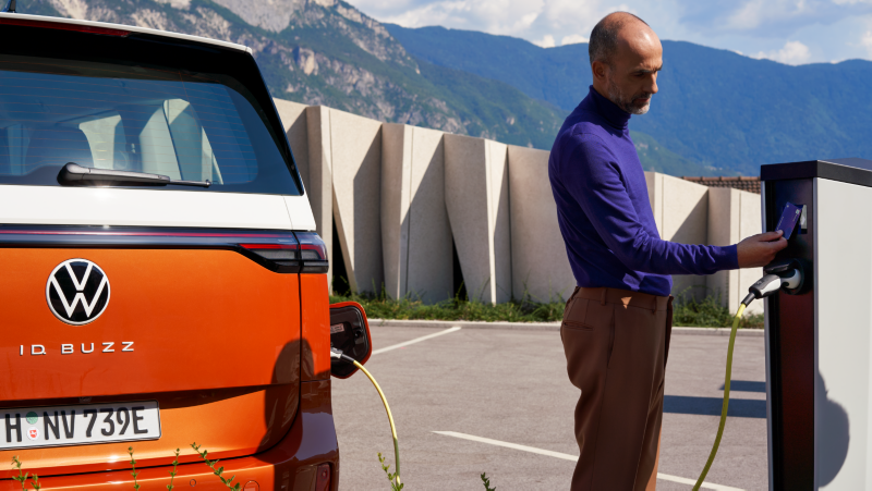 Hombre cargando el VW ID. Buzz.