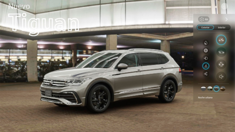 Camioneta familiar Tiguan 2022 color gris, dentro de un estacionamiento de supermercado.