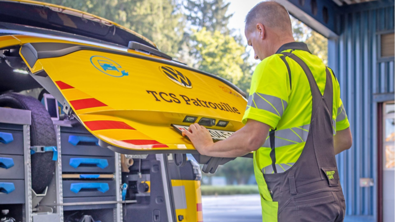 TCS Patrouillenfahrzeug mit geöffneter Heckklappe und Fahrradträger im Einsatz.