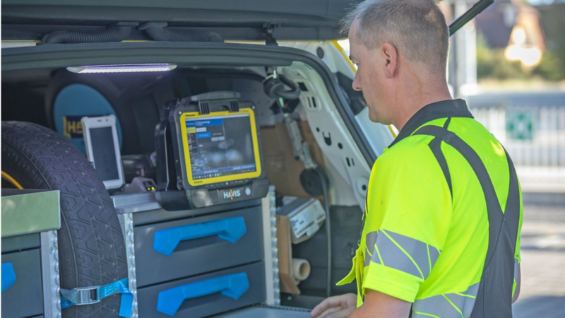 TCS Patrouillenfahrzeug mit geöffneter Heckklappe und mobiler Diagnosestation im Einsatz.