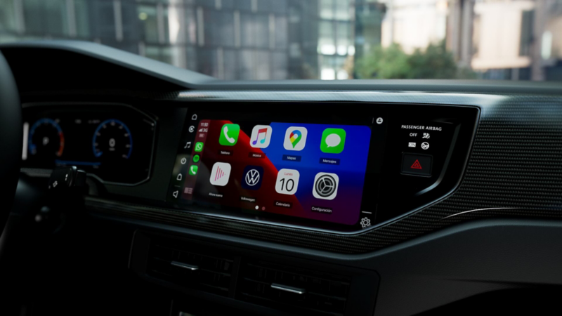 Interior de Volkswagen Polo, con pantalla touch que muestra aplicaciones.