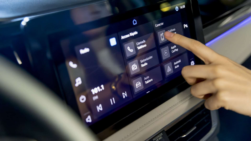 Pantalla touch semiflotante en Nuevo Taos 2025, con aplicaciones, acciones rápidas y radio.