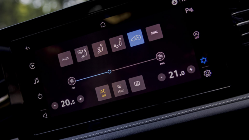 Pantalla flotante de Volkswagen Jetta 2025 muestra botones de control de aire acondicionado.