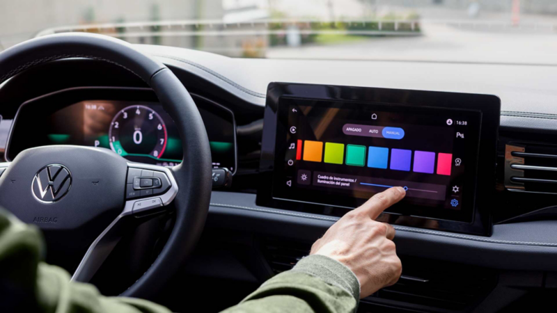 Conductor selecciona una opción en la pantalla multimedia del Jetta.Modificado con inteligencia artificial