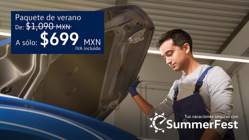 Técnico de Volkswagen revisa motor de una camioneta SUV como parte de un servicio de mantenimiento.