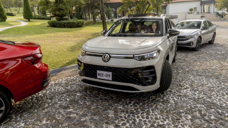 Que son sensores de reversa y Park Assist de Volkswagen - Dedo oprime botón de park assist en SUV.