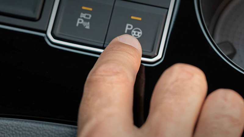 Dedo de conductor oprime el Park Assist de Volkswagen, incluido en camionetas de Volkswagen.