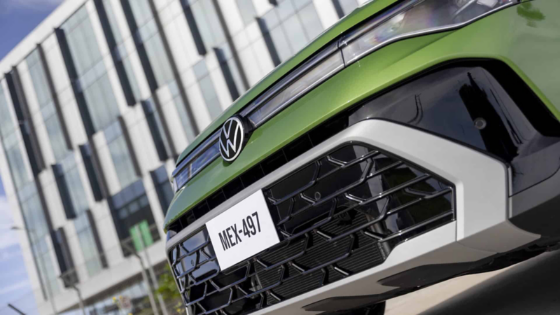 Parrilla tipo panal, logo VW y faros delanteros de Volkswagen Nuevo Taos 2025. 