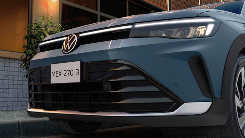 Panel central, porta placas y logo VW de Nivus 2026. 