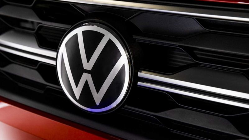 Emblema de Volkswagen en el centro de parrilla de Nivus 2023. 