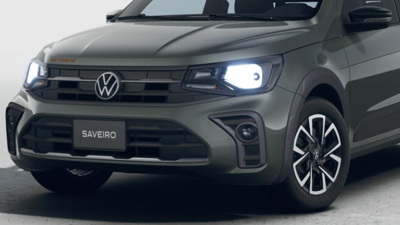 Parrilla frontal de Saveiro Extreme con faros LED y emblema de Volkswagen encendidos.