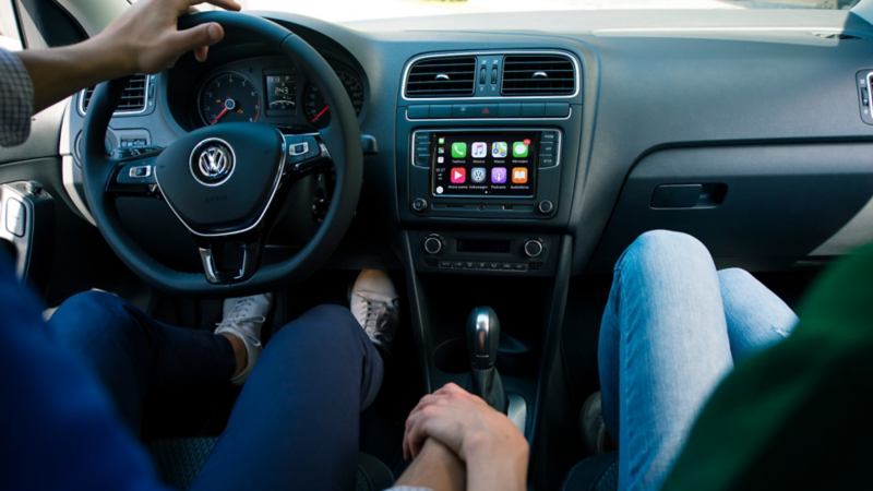 Pareja en cabina de Volkswagen tomados de la mano. El plan perfecto para celebrar San Valentín