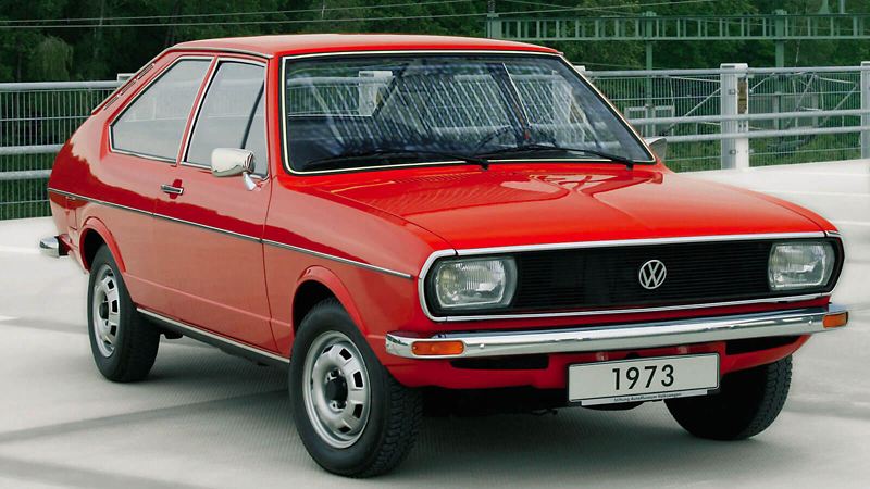 Une Volkswagen Passat première génération de 1973, avec ses phares rectangulaires.