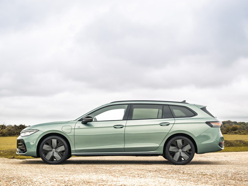 A grey ID.7 Tourer parked next to a field.