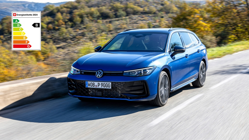 Der Passat fährt auf einer Strasse